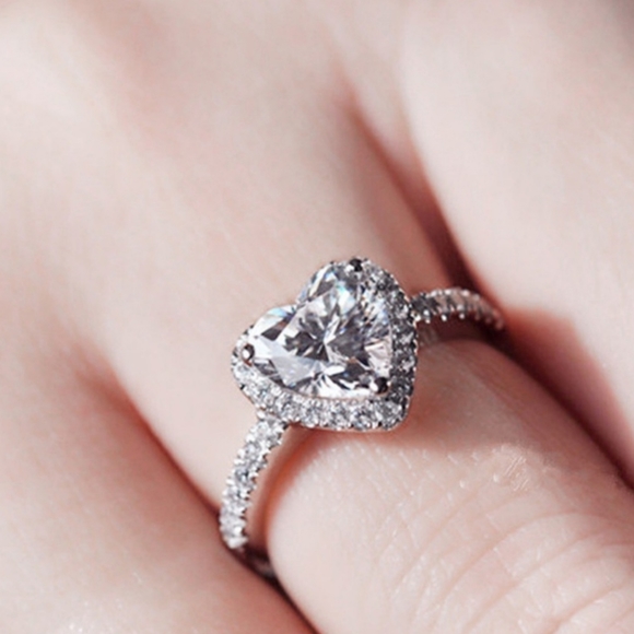 DAZZLING 18K WHITE GOLD PLATED HEART WHITE TOPAZ 2.5CT CZ ENGAGEMENT RING | 8 - Picture 3 of 13